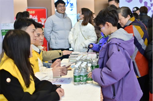 志愿微光 点亮童心向未来 创艺装饰志愿服务为闪耀少年保驾护航